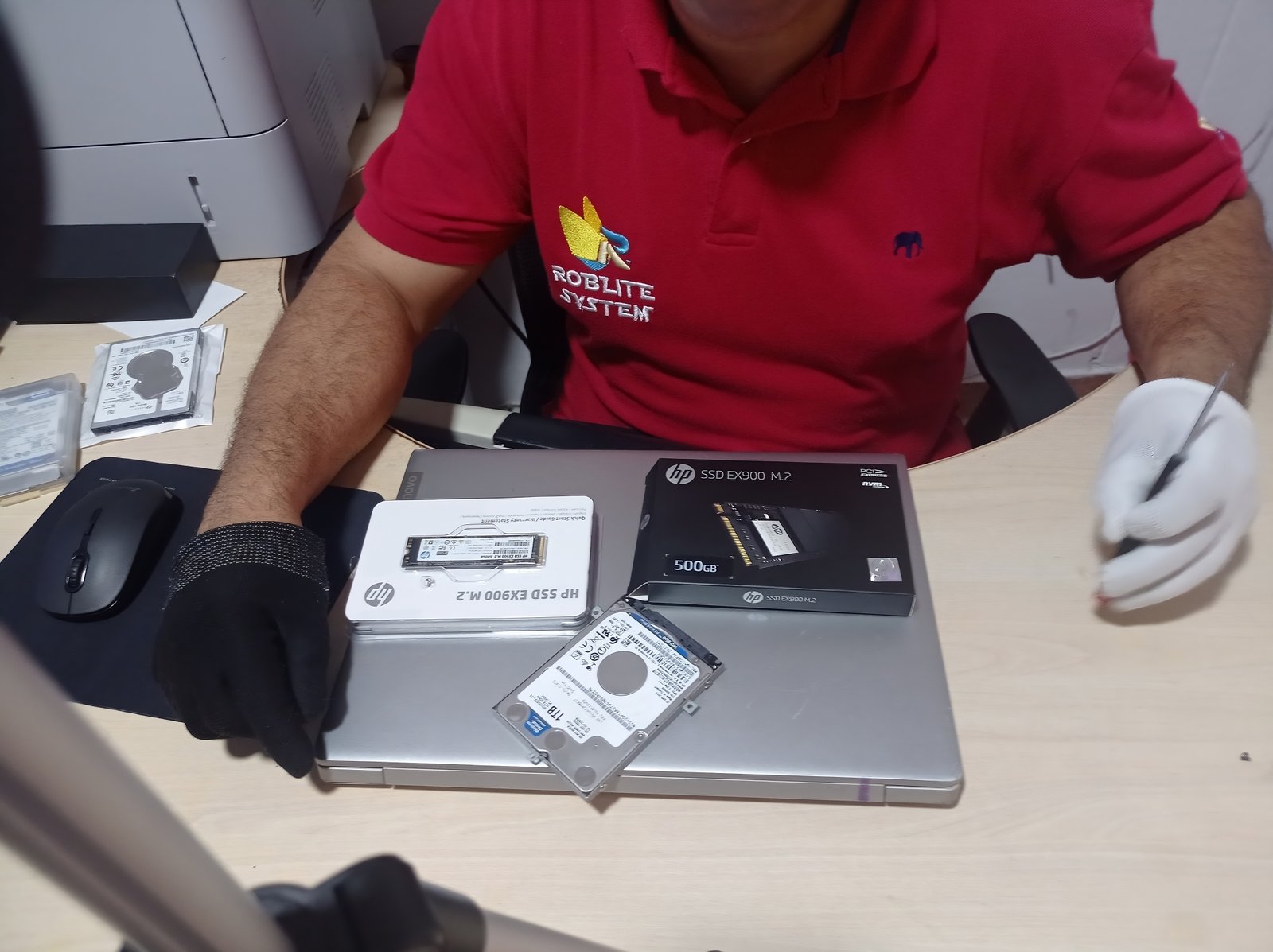 Técnico brindando asistencia para computadora